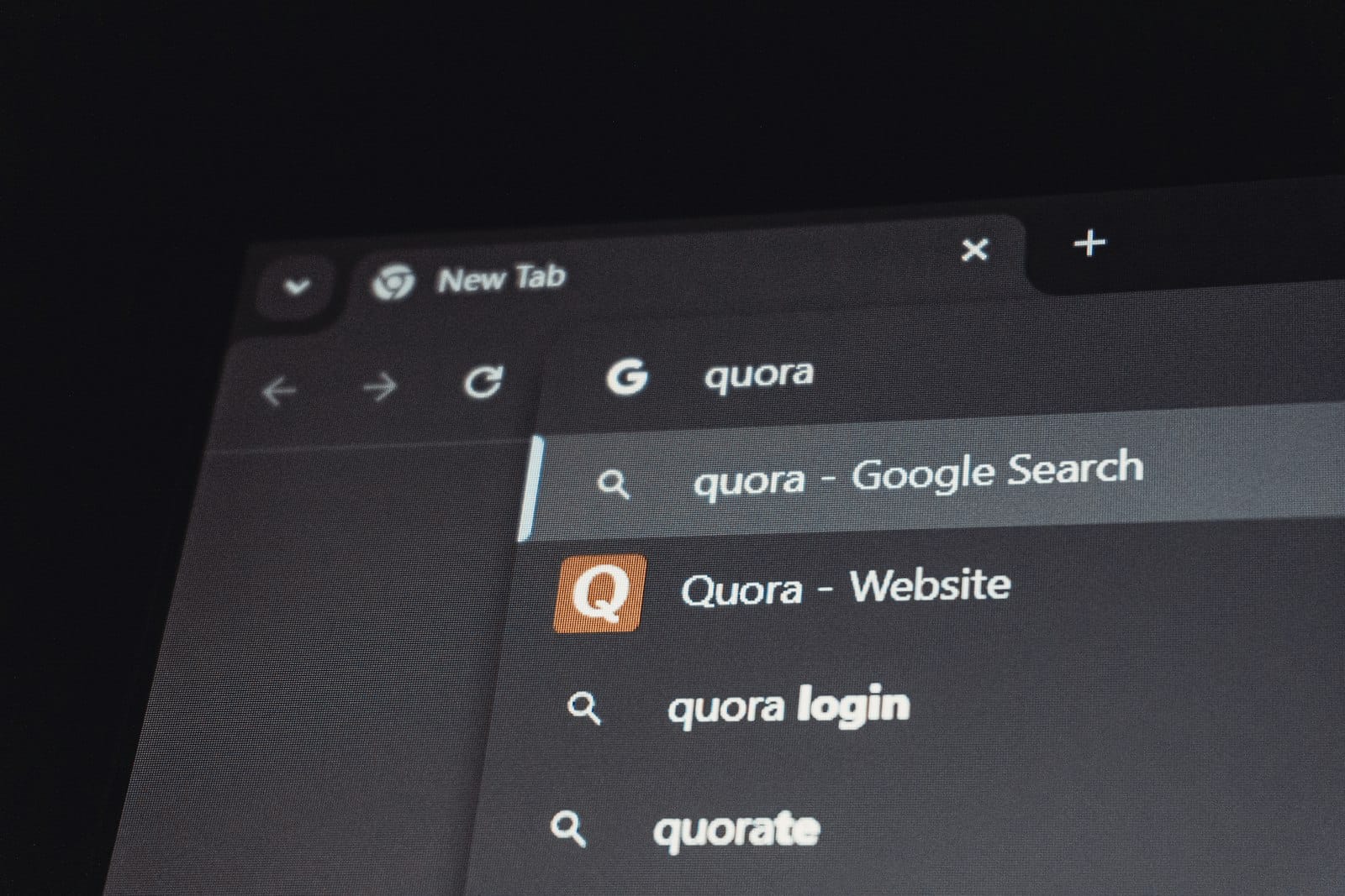 A dark-mode Chrome search field with the query quora and a dropdown of site and search results