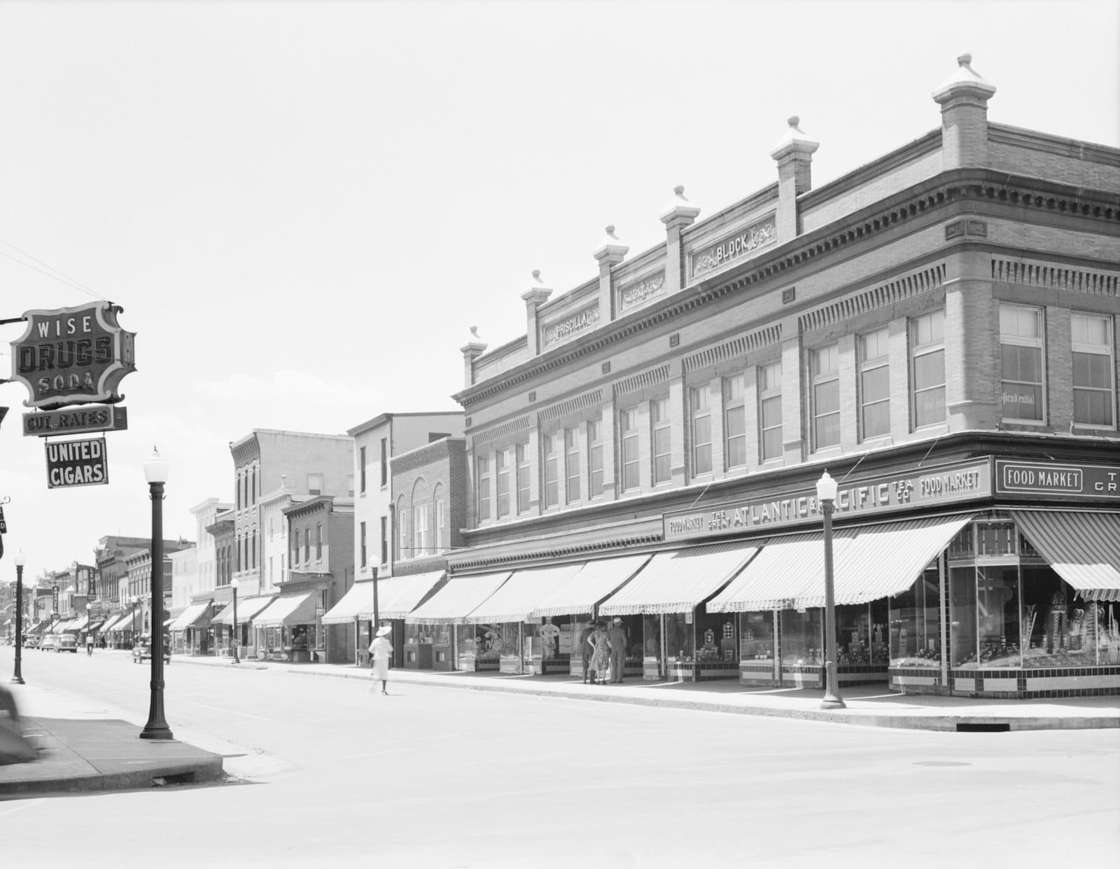 Historic black-and-white photo of the main street in Dover, Delaware